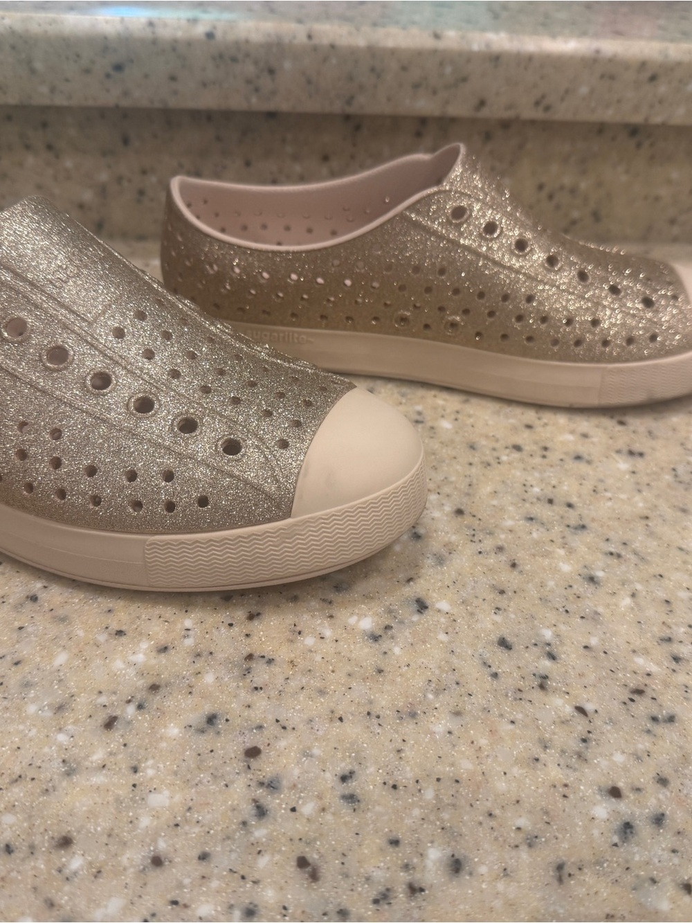 Native Jefferson Sugarlite Glitter Gold Slip On Shoes Girls Size J4 Like New - Picture 3 of 5